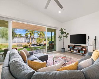 Spacious Indian Wells Oasis w/ Pool Views, Firepit Patio, Mtn Views & Open Living Design - Indian Wells - Living room