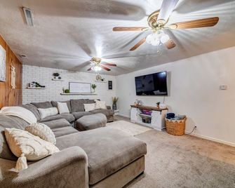 Orem Lower Level Apartment w/ Hot Tub access! 6 minutes to Provo Canyon - Orem - Living room