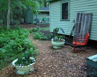 Vintage 50's lake cabin featured in Fresh Cottage Magazine's 'dream retreats' - Pine Plains - Patio