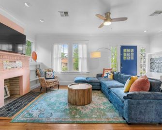 Charming Downtown 3-bedroom bungalow -Riverwalk - The Alamo-and more - San Antonio - Living room