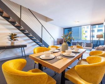 Sleek Inner-City Getaway in Prime Location - Sydney - Dining room