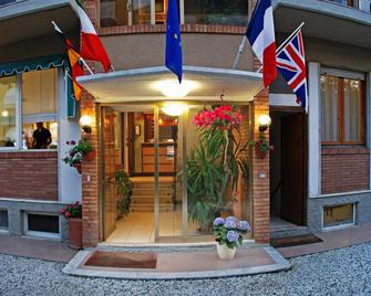 Hotel Michela - Massa - Будівля