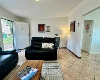 Little Barmup Awaits - Albany - Living room
