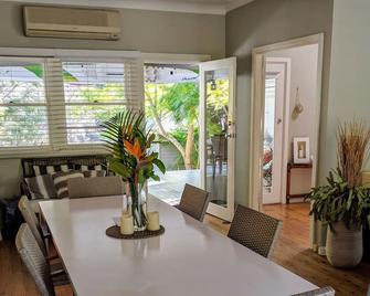 Ocean Pearl ~ Beachfront, Lagoon Backyard, Pet Friendly - Ettalong beach - Dining room
