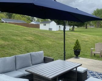 Newly renovated home! One block from Back of the Dragon-Close to downtown Marion - Marion - Binnenhof