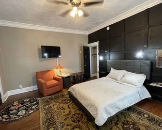 Historic Walnut Street Huge Home 8 bedrooms 4 bath - Springfield - Chambre