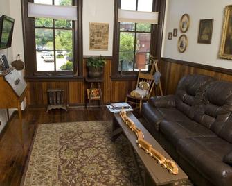 The Tinder Guest House - Ashland - Sala de estar