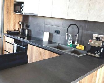 Zenozy luxury apartments - 派拉馬 - 廚房