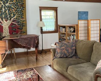Lovely tranquil in-town cottage - Brunswick - Wohnzimmer