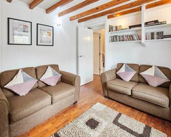Host & Stay - Trefor Cottage - Bangor - Living room