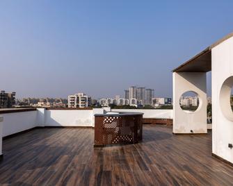 Perch Casa Feliz- Golf Course Road - גורגאון - מרפסת