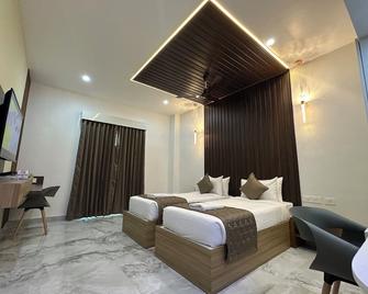 Silver Stone Park Resort - Kovilpatti - Bedroom