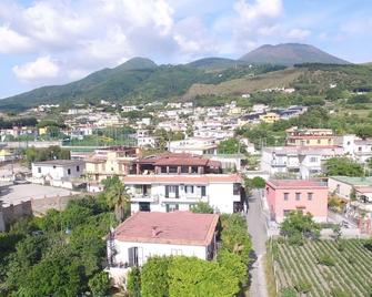 Apartment \'B\' in cottage with garden, parking and Wi-Fi - Ercolano - Vista esterna