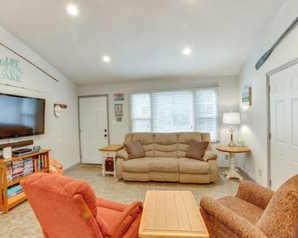 Walk To Lake Hamlin Cottage Near Boat La - Ludington - Living room