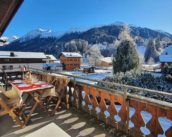 Klosters Chalet. A classic & cosy centrally located apartment in sunny Klosters - Klosters-Serneus - Balcony