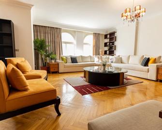 شقة رائعة بغرفتي نوم وخزانة ملابس كبيرة من Oak & Orchid - القاهرة - غرفة معيشة