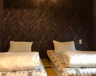 Hostel Yume-Nomad Kobe - קובה - חדר שינה