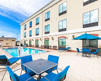 Holiday Inn Express & Suites Floresville By IHG - Floresville - Pool