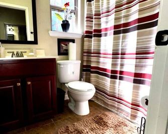3-bedroom house in welcoming Covington with WiFi, fitness room, AC - Covington
