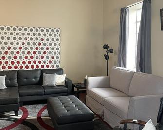 Downtown historic industrial loft, dog-friendly, sleeps 15+ - Winfield - Sala de estar