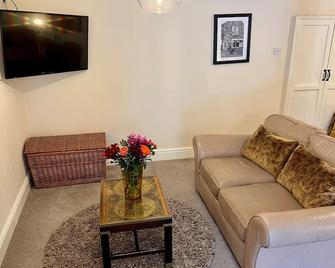 Modern, En-Suite Family Apartment located in Snowdonia National Park - Dolgellau - Olohuone