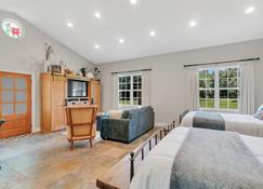 Stay in a cozy and luxurious retreat with a farm environment. - Fairhope - Bedroom