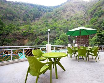 Hotel O Kempty Lake Adventure Resort - Mussoorie - Balcón
