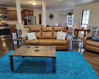Ranch Stlye open floor plan, w/ hottub - Fort Hood - Living room