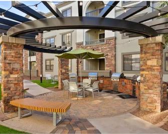 Luxury Apartment! 1 mile from Westgate - Glendale - Patio