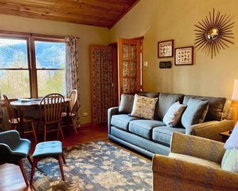 Broadwing Farm Cedar Cabin- Hot Tub with Fresh, Hot Mineral Water - 85 Acre Farm - Hot Springs - Living room