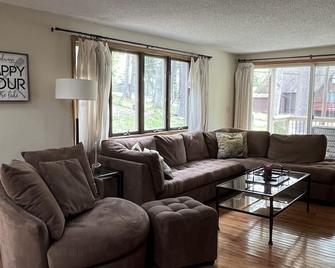 Fire Pit, Babbling Brook, Poker & Foosball at this 3br+ home - Lakeville - Sala de estar