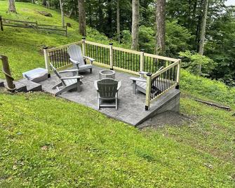 Lake Bluff Paradise on Lake Cumberland. Newly added game room and hot tub! - Monticello - Patio