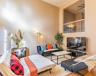 Entire Private 3-Bedroom Townhouse with Garage Parking near San Diego Gaslamp - National City - Oturma odası