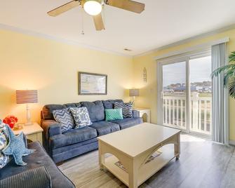 Oak Island Vacation Rental ~ 1 Block to Beach! - Oak Island - Living room