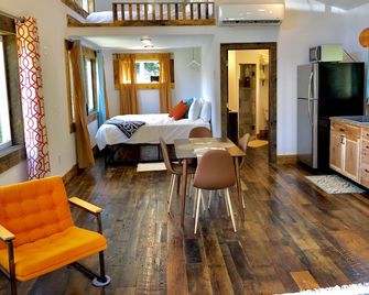 Downtown Rustic Mid-Century Cottage W/ Views - Waynesville - Schlafzimmer