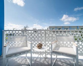 Luxury 1 bed apartment near Seven Mile Beach at The Grove - Villa Deluxe - West Bay - Balcony
