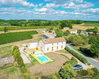 Large, pleasant country house with swimming pool - Savignac-de-Duras - Edificio