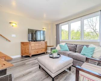 Nature Lovers' cottage on the escarpment with gorgeous views - 5 min to downtown - Burlington - Living room