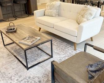 Twilight Townhouse 2 Bed 2.5 Bath near Silos/ Doodle Trail/ Downtown Easley, SC - Easley - Sala de estar