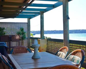 Beachfront + Stunning Views + Free Wifi + Air Con + Fireplace - Island Beach - Balcony