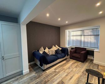 Whole house -Sleeps4-Parking-Garden-BikingHiking - Bury - Living room