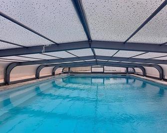 Spacious house with pool in Castellet - Le Castellet - Piscina