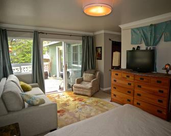 Spacious Master Bedroom, Private Bath & Entrance, Deck, BBQ, 2 d min, 2 per max. - Pacifica - Living room