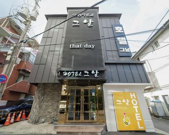 Guri that Day - Guri - Building