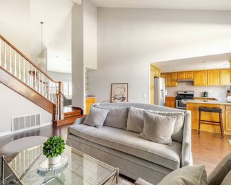 Spacious 4-bedroom house in tranquil Rowland Heights with City View - Rowland Heights - Living room