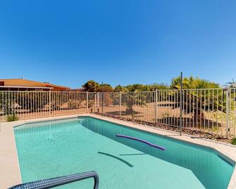 Desert Sun Retreat - Sun City - Piscina