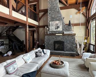 Luxury Waterfront Cottage Muskoka!! - Huntsville - Sala de estar