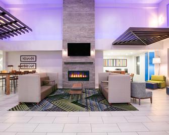 Holiday Inn Express Hotel & Suites Seaside-Convention Center, An IHG Hotel - Seaside - Lounge