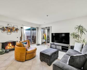 Comfort & Style at Caballeros Estates - A Ryson Property - Palm Springs - Sala de estar