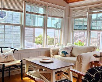 Charming Cape Cod Waterfront Cottage Perfect for 2! 1 minute walk to the beach! - Yarmouth - Living room